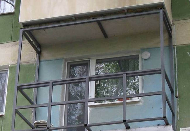 Альтернативное остекление балкона оргстеклом вместо стекла Кубинка
