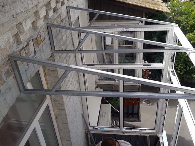 Остекление лоджии и установка крыши на последнем этаже Кубинка